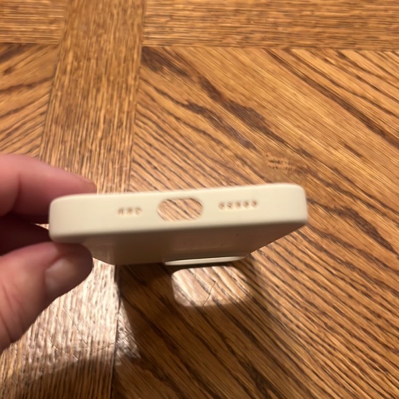 iPhone 15 ivory cream color - Picture 5 of 6